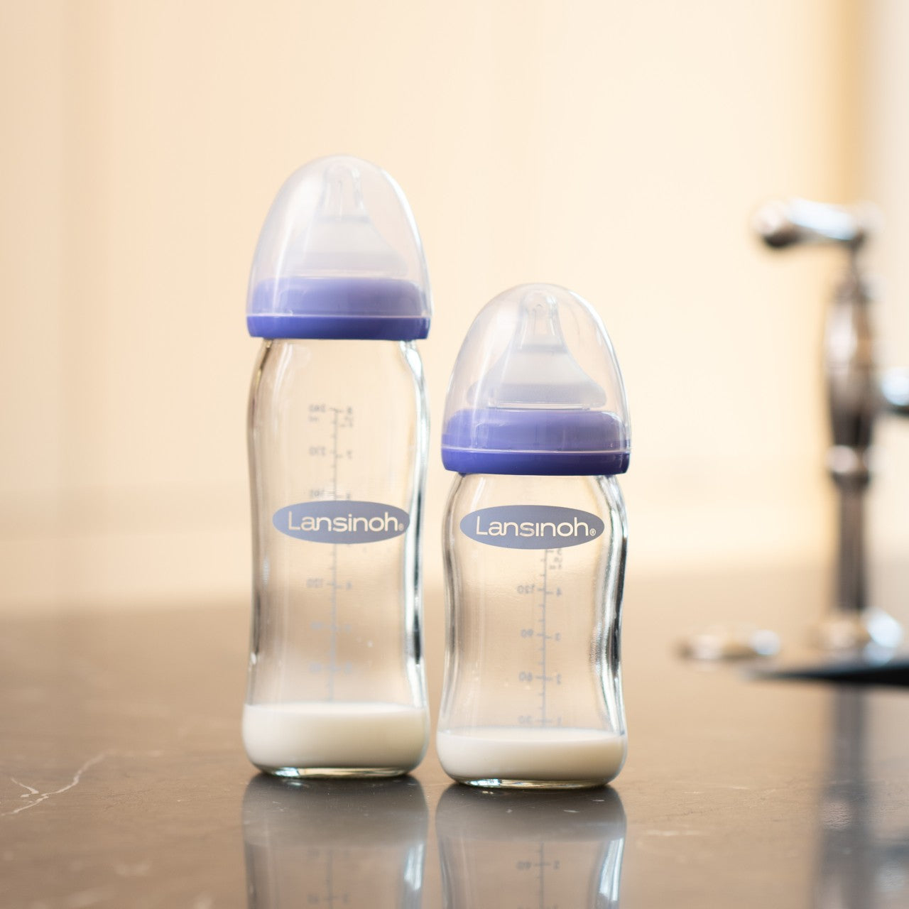 Sabías que nuestro Biberón para Leche Materna con Tetina NaturalWave® fue  creado específicamente para bebés amamantados con leche materna  extraída?